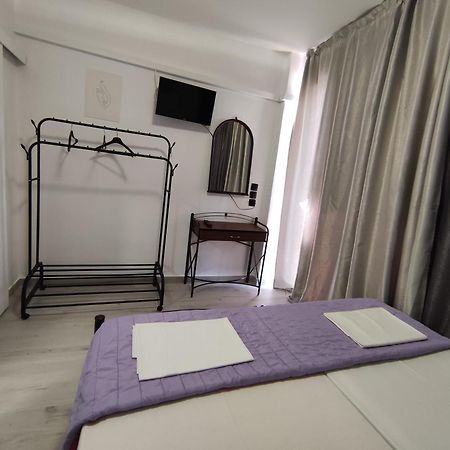 Lions 2 Studios & Apartments, Poros Island. 포로스타운 외부 사진