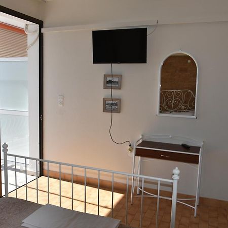 Lions 2 Studios & Apartments, Poros Island. 포로스타운 외부 사진