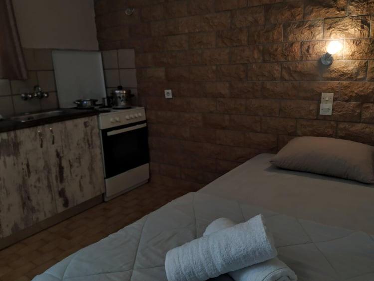 Lions 2 Studios & Apartments, Poros Island. 포로스타운 외부 사진