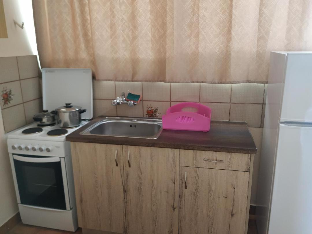 Lions 2 Studios & Apartments, Poros Island. 포로스타운 외부 사진