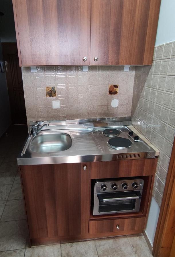 Lions 2 Studios & Apartments, Poros Island. 포로스타운 외부 사진