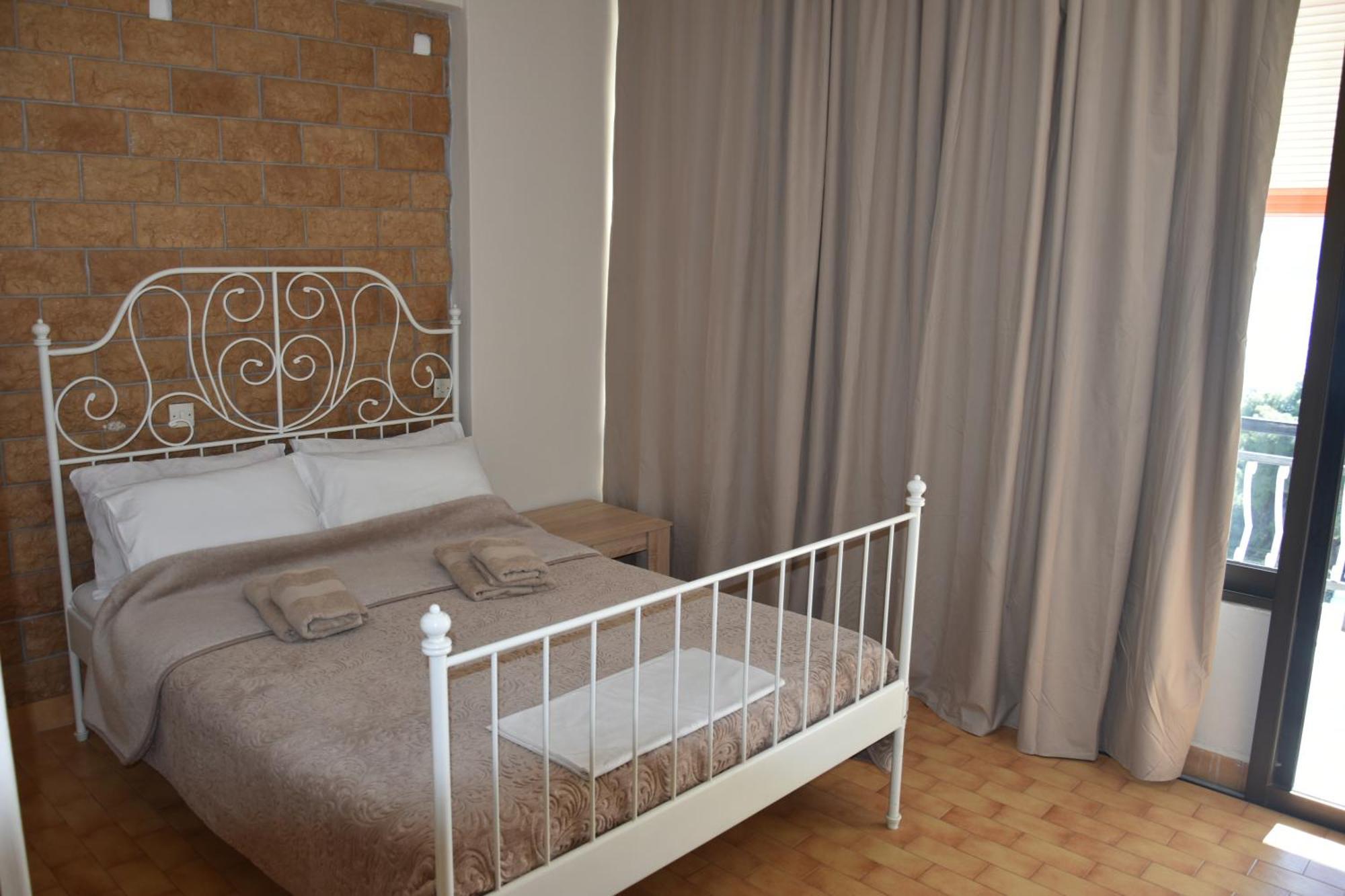 Lions 2 Studios & Apartments, Poros Island. 포로스타운 외부 사진