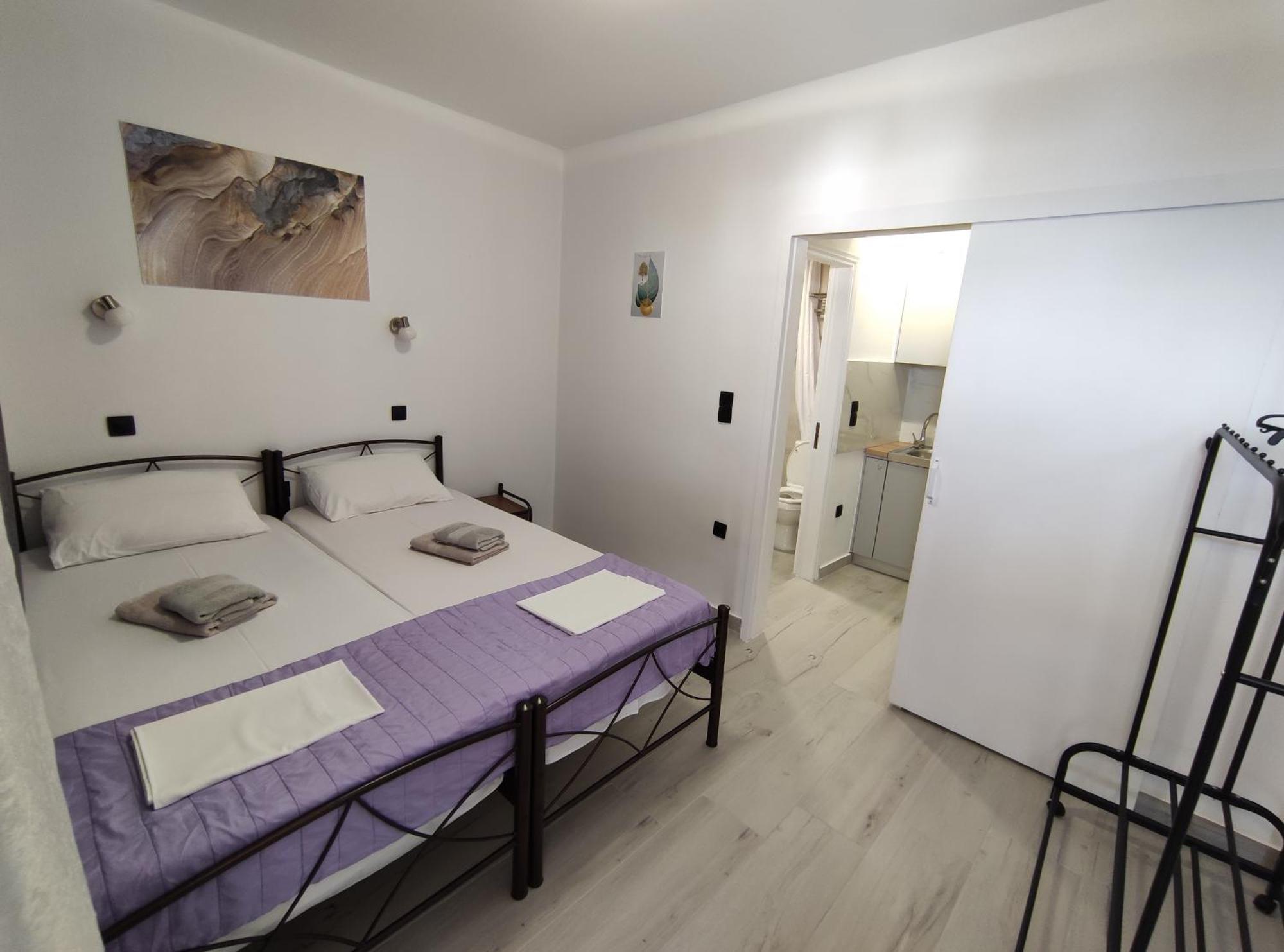 Lions 2 Studios & Apartments, Poros Island. 포로스타운 외부 사진