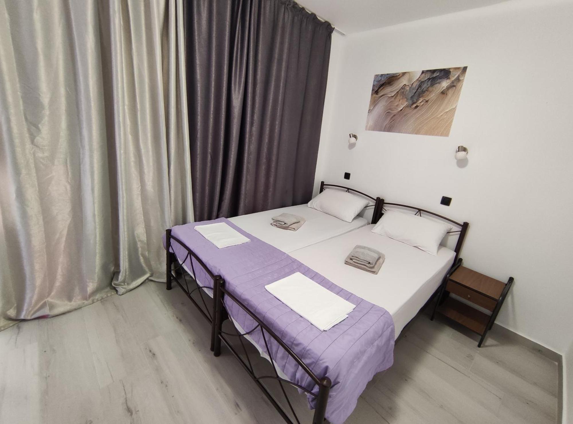 Lions 2 Studios & Apartments, Poros Island. 포로스타운 외부 사진