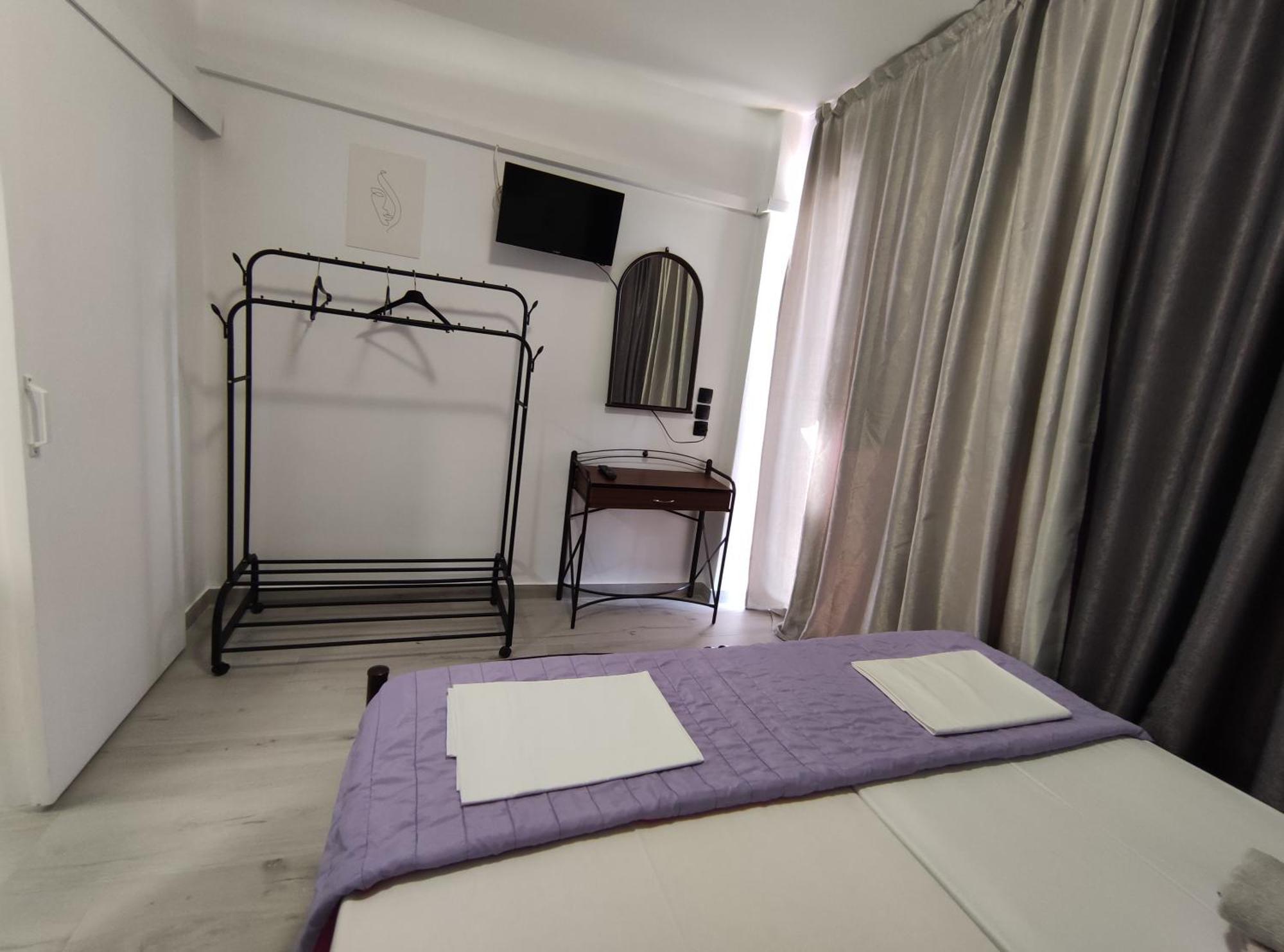 Lions 2 Studios & Apartments, Poros Island. 포로스타운 외부 사진