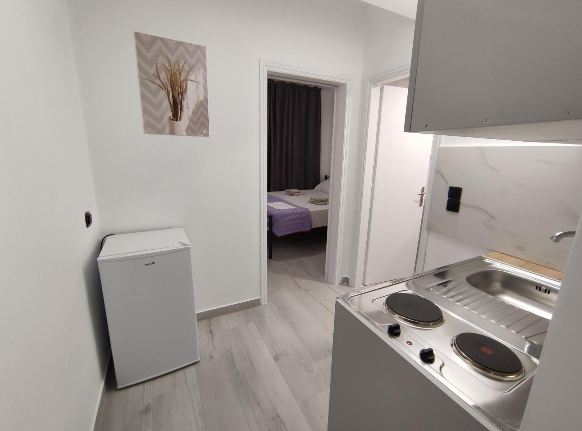Lions 2 Studios & Apartments, Poros Island. 포로스타운 외부 사진