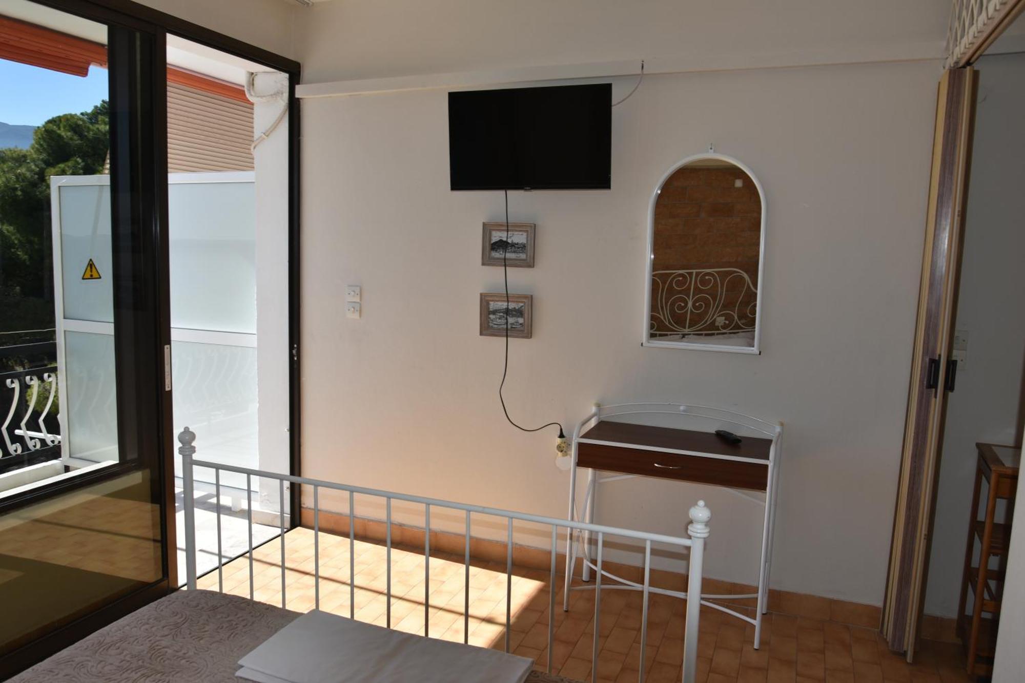 Lions 2 Studios & Apartments, Poros Island. 포로스타운 외부 사진