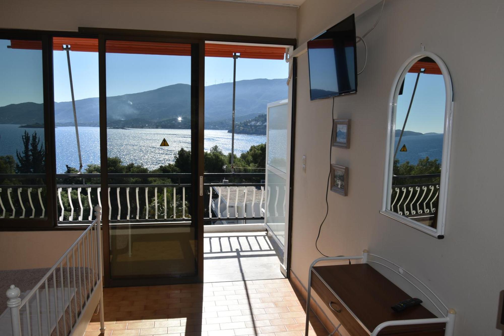 Lions 2 Studios & Apartments, Poros Island. 포로스타운 외부 사진