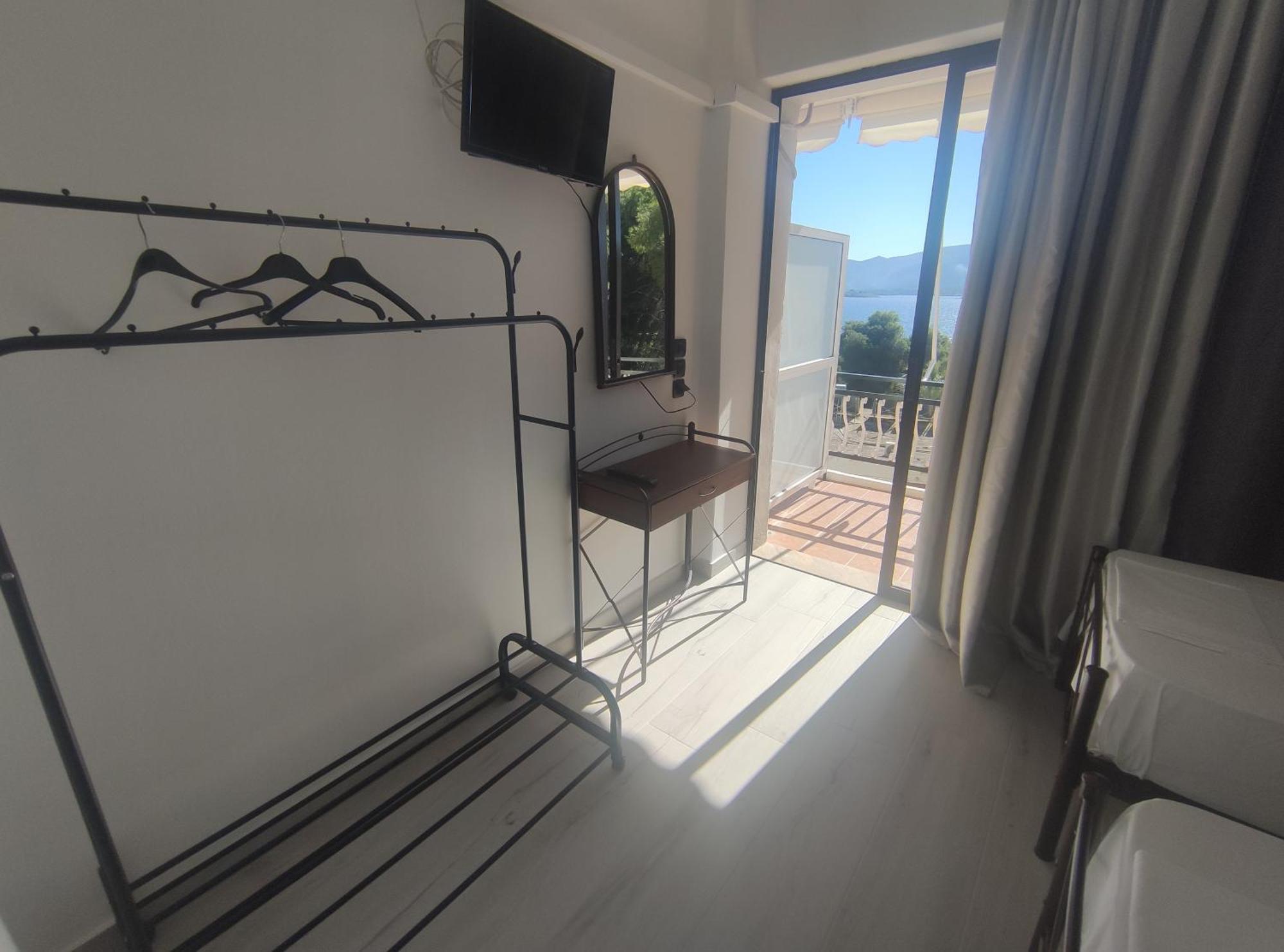 Lions 2 Studios & Apartments, Poros Island. 포로스타운 외부 사진