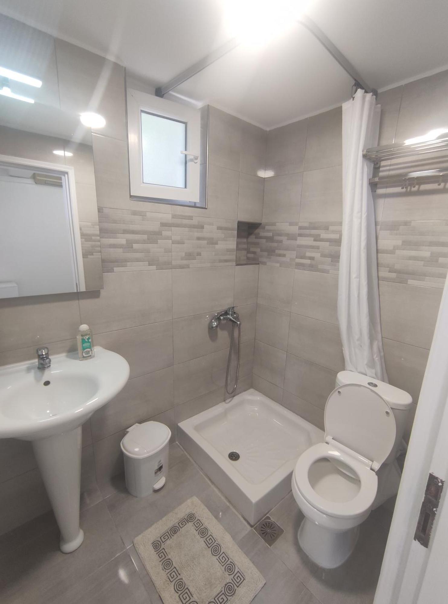 Lions 2 Studios & Apartments, Poros Island. 포로스타운 외부 사진