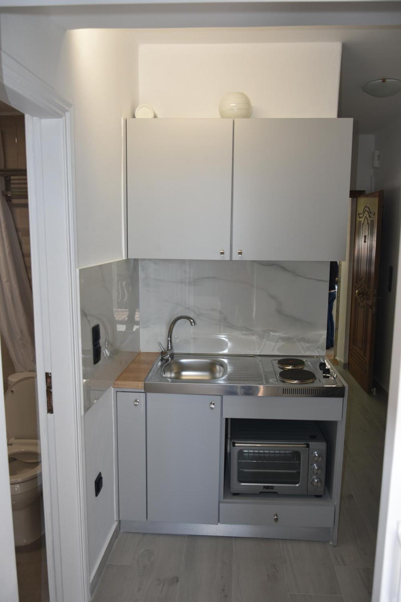 Lions 2 Studios & Apartments, Poros Island. 포로스타운 외부 사진