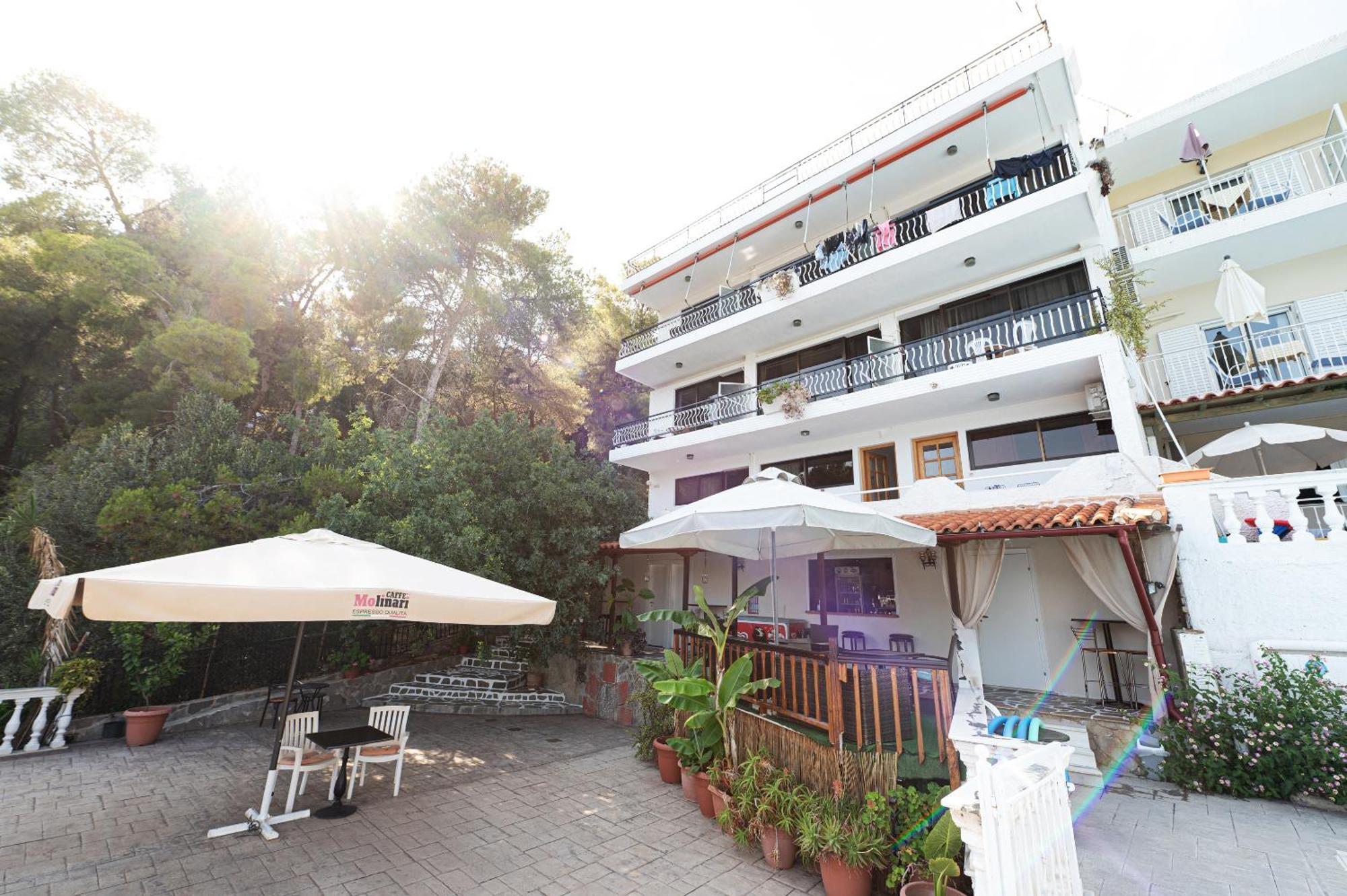 Lions 2 Studios & Apartments, Poros Island. 포로스타운 외부 사진