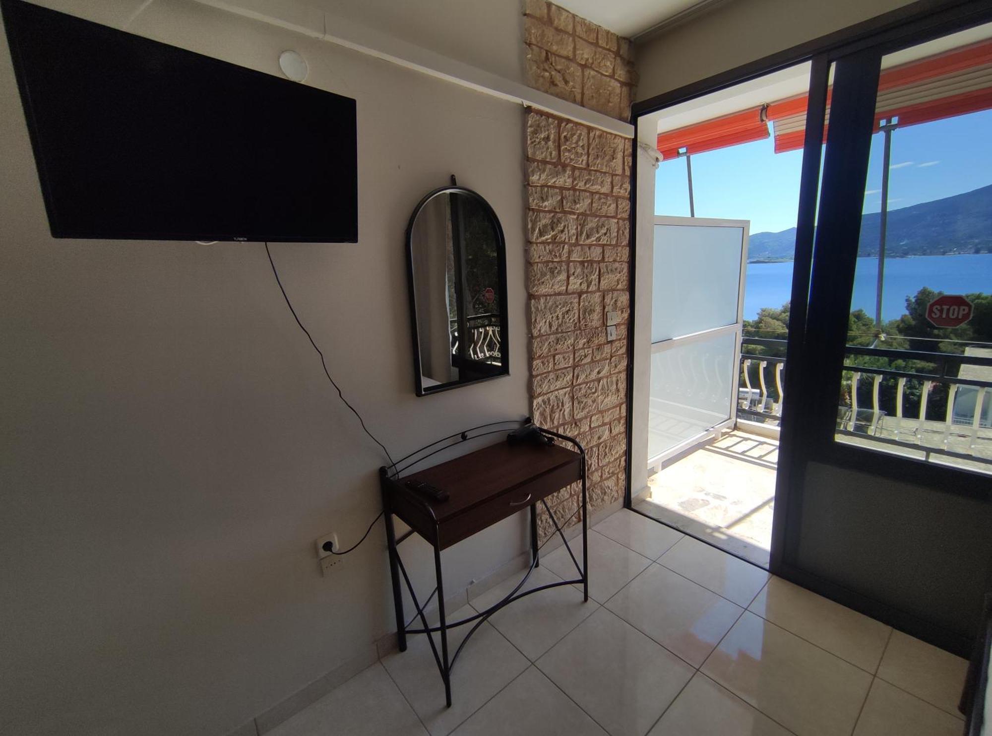Lions 2 Studios & Apartments, Poros Island. 포로스타운 외부 사진
