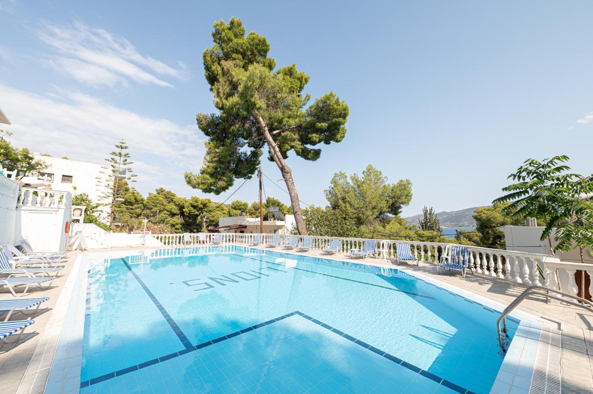 Lions 2 Studios & Apartments, Poros Island. 포로스타운 외부 사진
