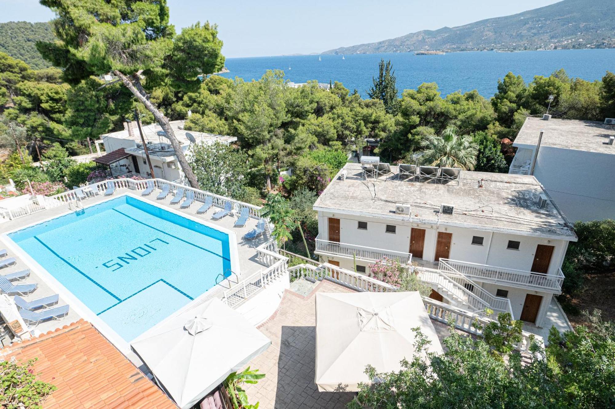 Lions 2 Studios & Apartments, Poros Island. 포로스타운 외부 사진