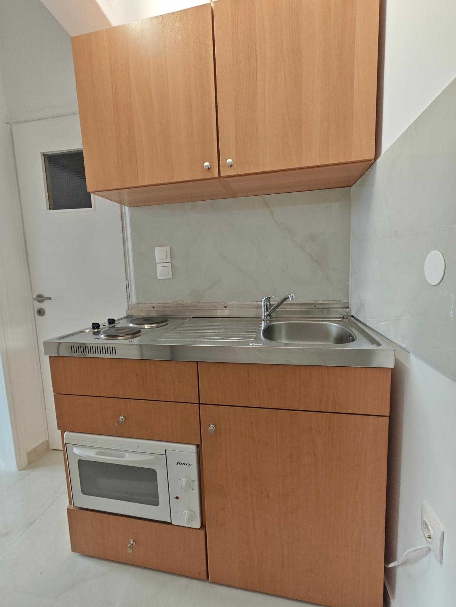 Lions 2 Studios & Apartments, Poros Island. 포로스타운 외부 사진
