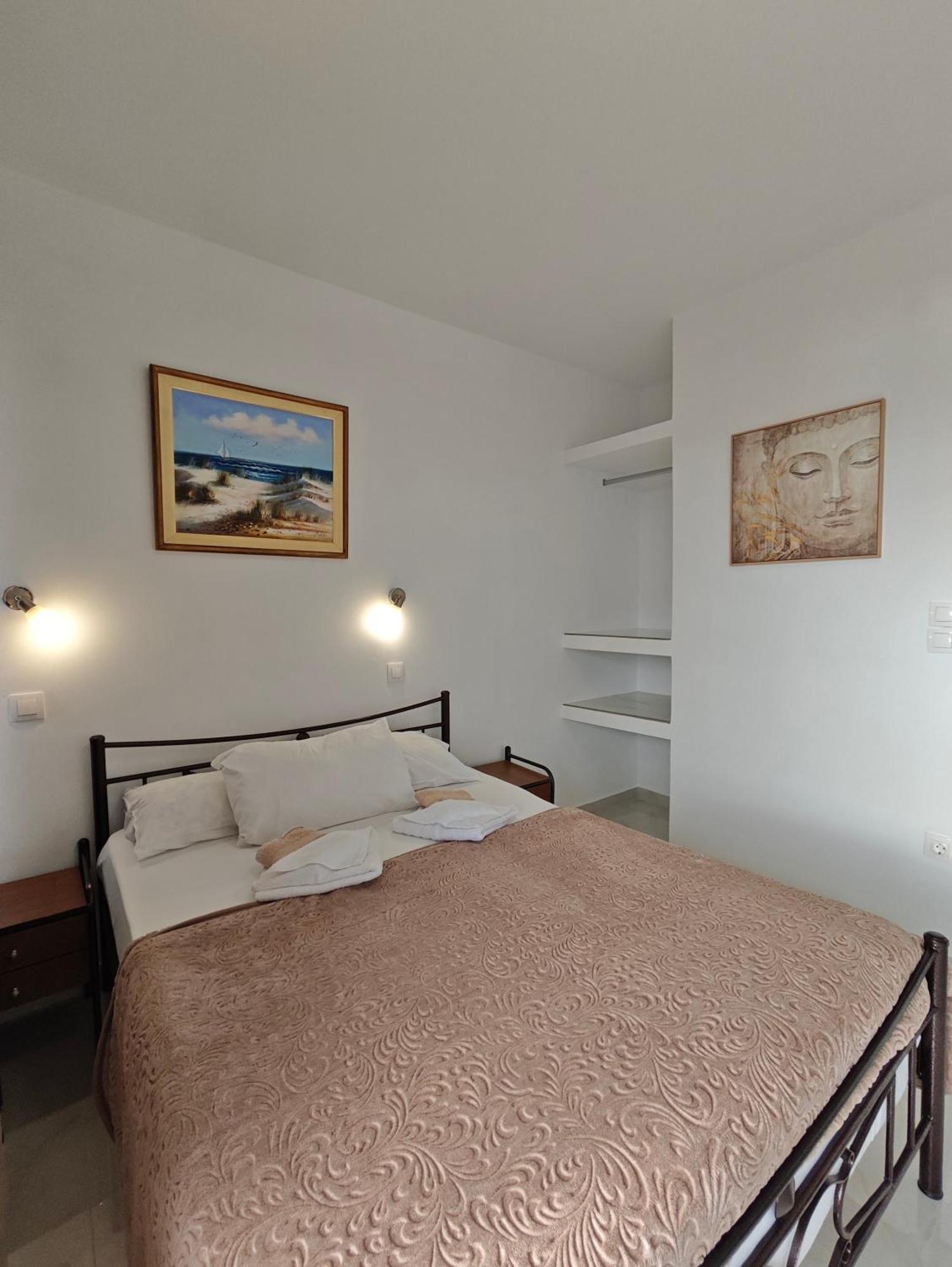 Lions 2 Studios & Apartments, Poros Island. 포로스타운 외부 사진