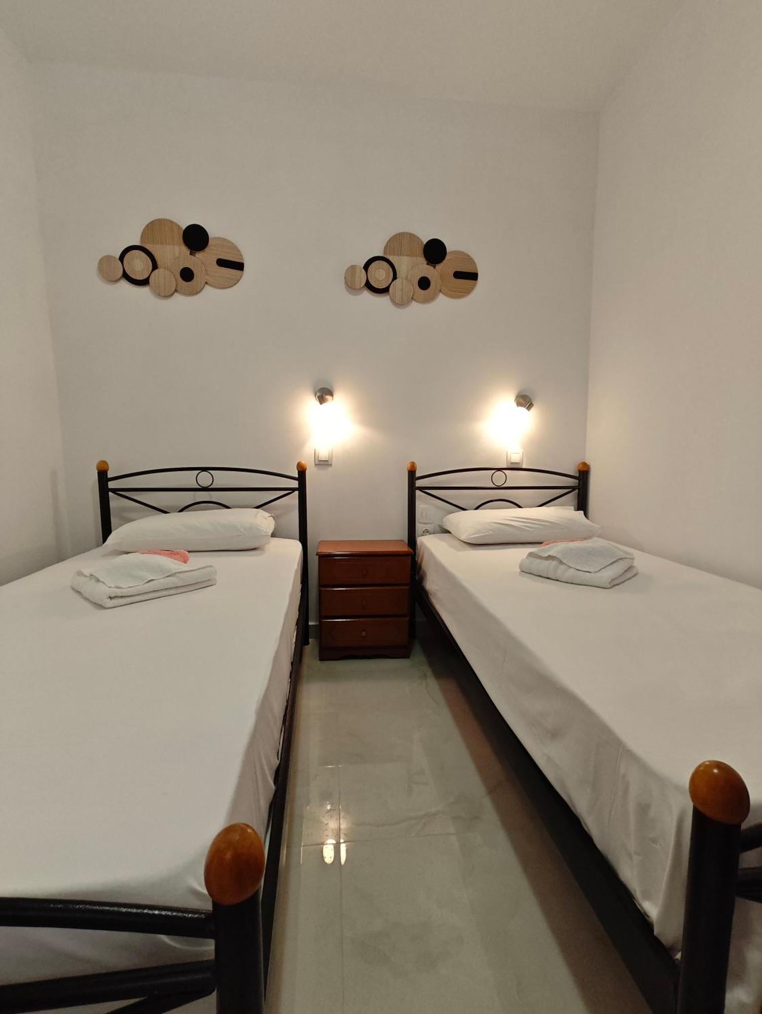 Lions 2 Studios & Apartments, Poros Island. 포로스타운 외부 사진