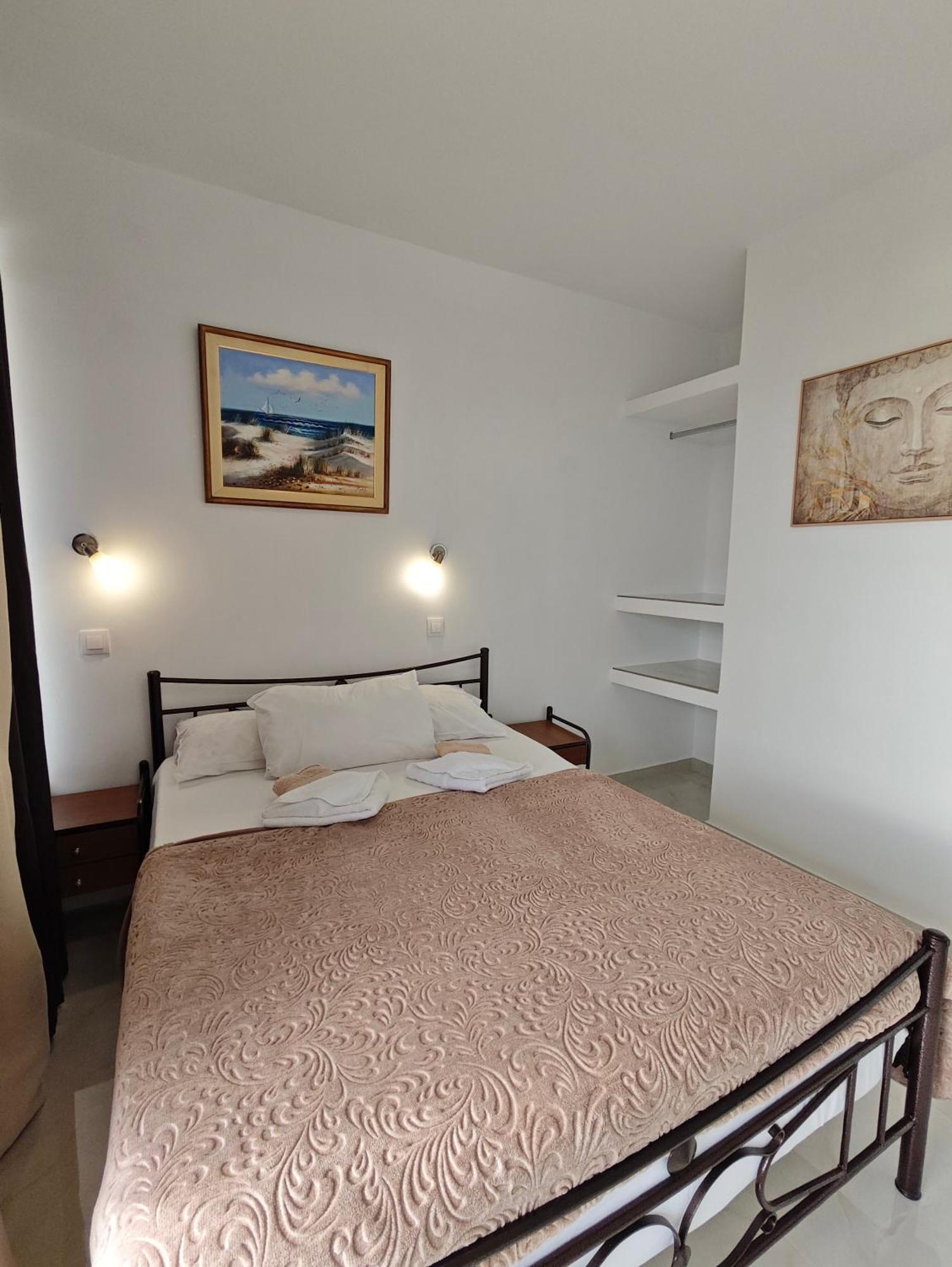 Lions 2 Studios & Apartments, Poros Island. 포로스타운 외부 사진